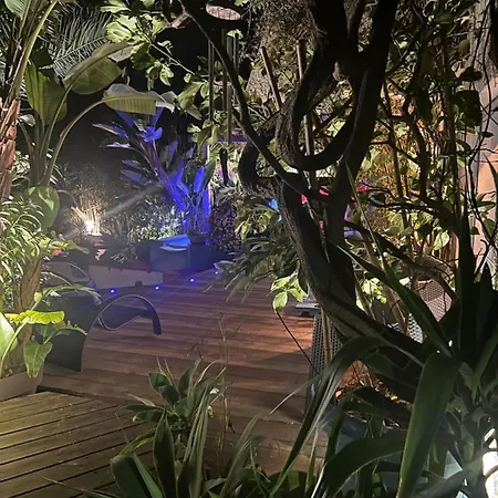La Bali: Beachfront Oasis With Cascading Pool Six-Fours-les-Plages