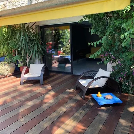 Villa La Bali: Beachfront Oasis With Cascading Pool Six-Fours-les-Plages