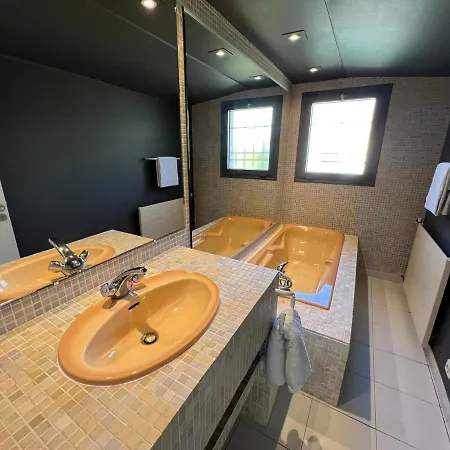 La Bali: Beachfront Oasis With Cascading Pool Six-Fours-les-Plages
